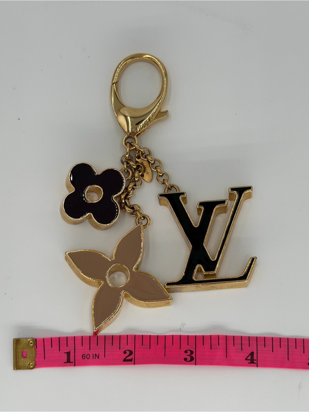 Louis Vuitton Fleur De Monogram Bag Charm
W/Authenticate First COA - Picture 7 of 11